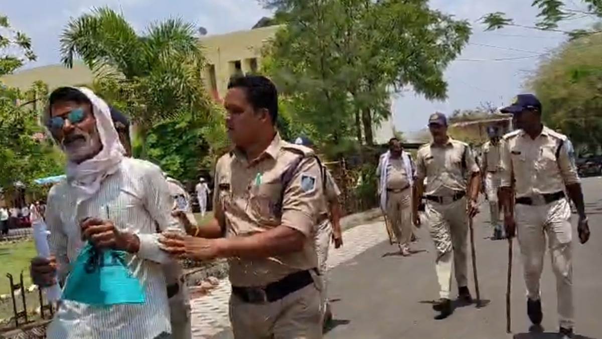 कलेक्टर को आतंकवादी, एसपी को गुंडा कहा, शाजापुर में सीमांकन विवाद से नाराज किसान का जनसुनवाई में हंगामा,