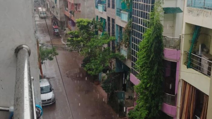 Weather Update: 40 डिग्री वाली चुभती गर्मी के बाद अचानक बरसे बदरा, आंधी-बारिश का येलो अलर्ट