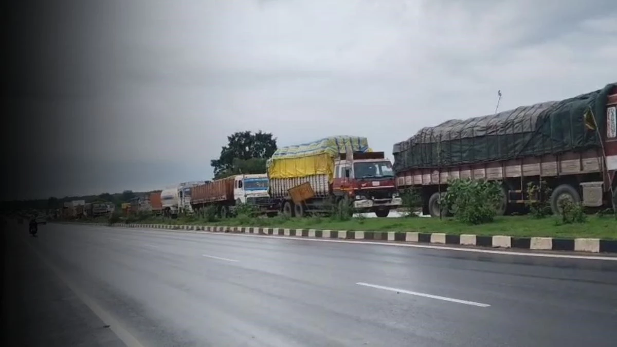 कटनी में एआरटीओ ने थप्पड़ मारा, ट्रक चालकों ने जाम लगाया तो माफी मांगी