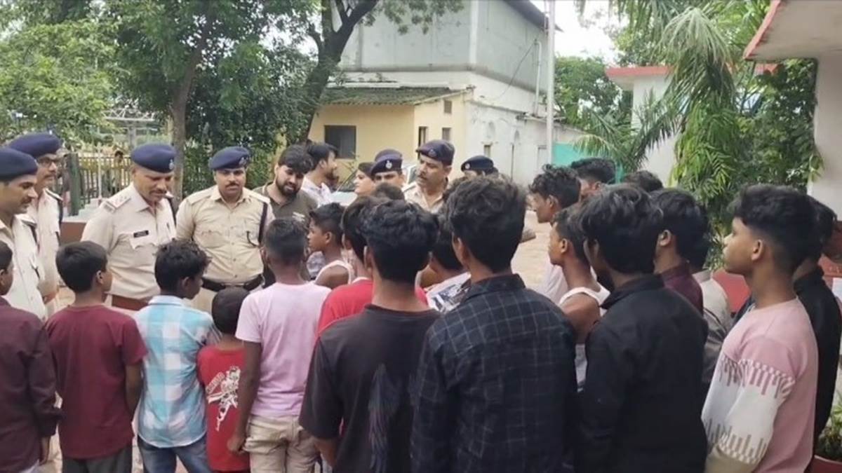 Human trafficking: मजदूरी के लिए सूरत ले जाए जा रहे 39 बच्चों को छुड़ाया, विदिशा, देवास और रतलाम रेलवे स्टेशन पर उतारा