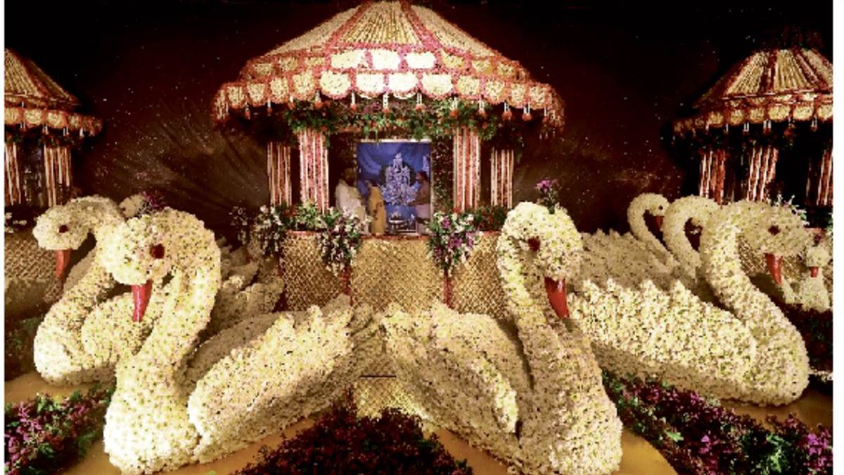 आकाश गंगा में चंद्रमा पर शंख, चक्र, गदा धारण कर मनोहारी स्वरूप में विराजे प्रुभ वेंकटेश