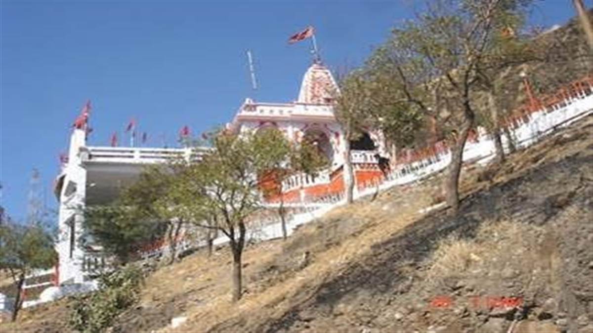 इंदौर एयरपोर्ट विस्तार के लिए बिजासन माता टेकरी के नीचे जमीन की फेंसिंग की, बनाया जा रहा निकासी मार्ग