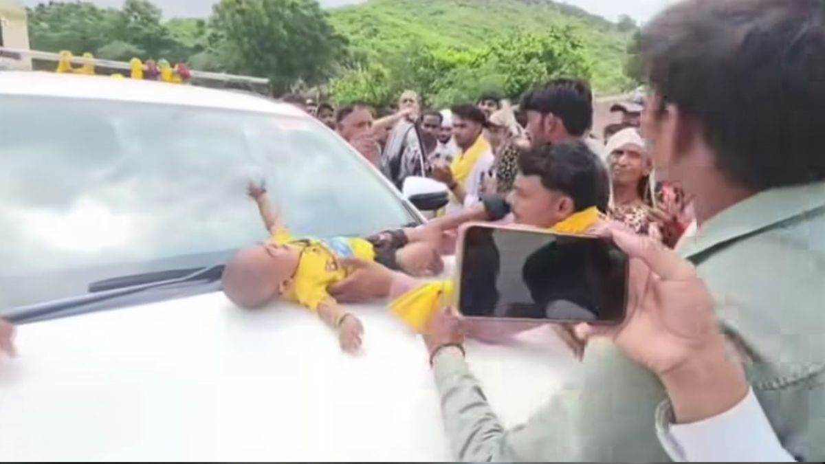 'मेरे वोटर नहीं हो, शिकायत नहीं सुनूंगा', करैरा BJP MLA के इनकार पर भड़के ग्रामीण, मासूम को गाड़ी के बोनट पर लिटाया