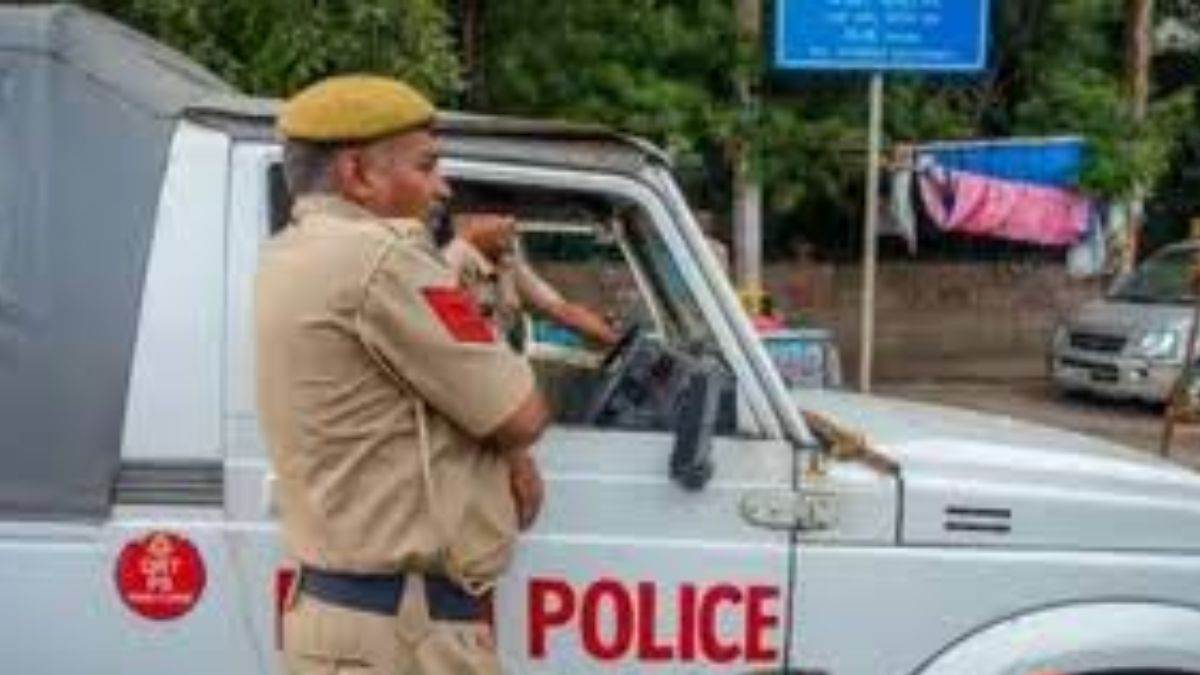 30 करोड़ की फ्लैट बुकिंग धोखाधड़ी मामले में बड़ा एक्शन, गाजियाबाद के 8 पुलिसकर्मी लाइन हाजिर, थाना प्रभारी भी हटाए गए