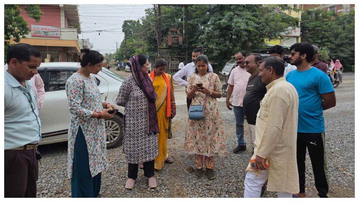 खराब गुणवत्ता पर भड़कीं महापौर: राजकिशोर नगर में सीसी रोड उखड़ने पर जताई नाराजगी