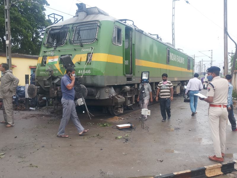 Rail News Bilaspur The engine came on the road after rolling for half a  kilometer a big accident was averted