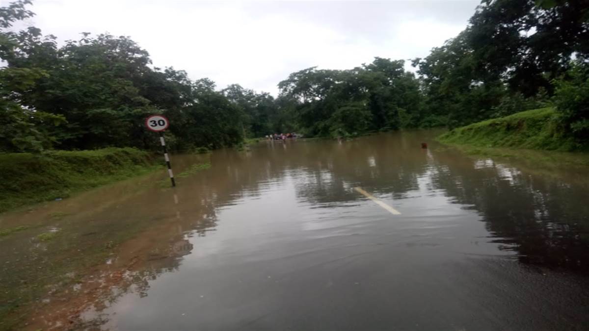 Raining in Balaghat : बालाघाट से नैनपुर मार्ग बंद होने से वाहनों के थमे पहिए