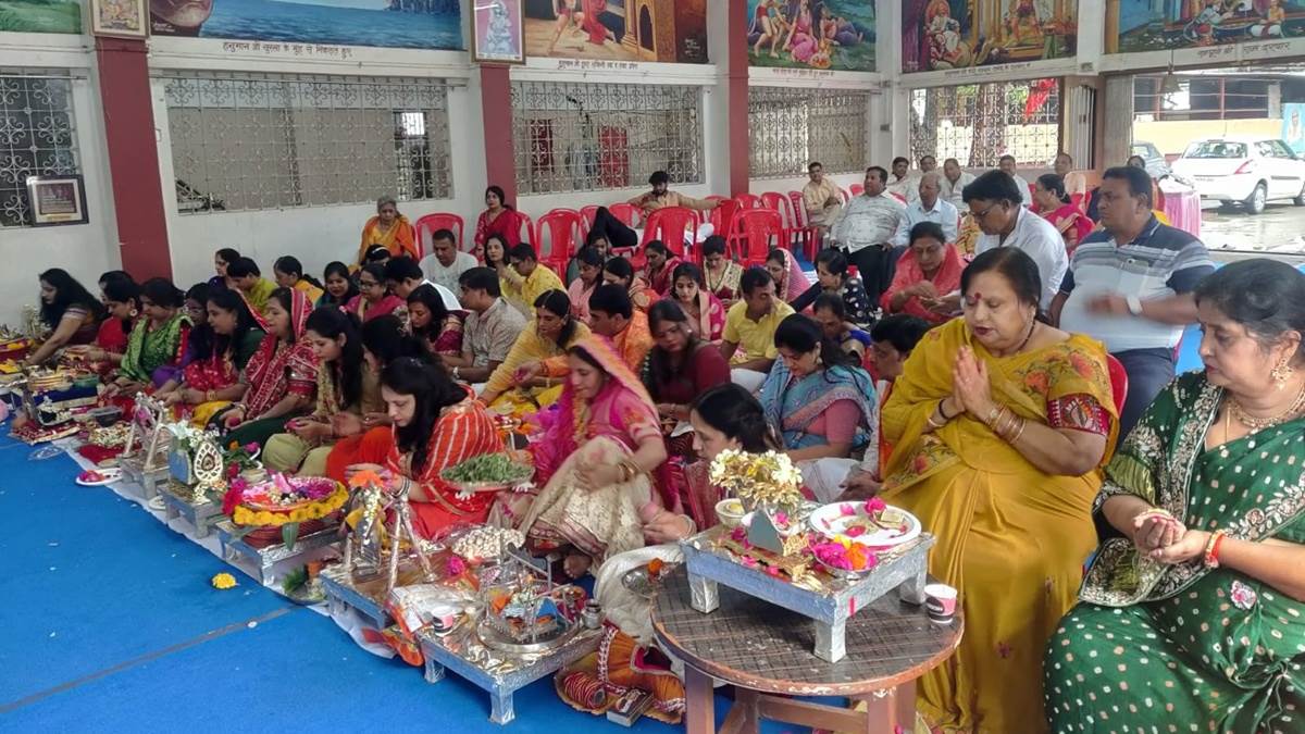Janmashtami 2025: कोई झूले पर तो कोई सिंहासन पर लेकर लाया अपने-अपने बाल गोपाल को