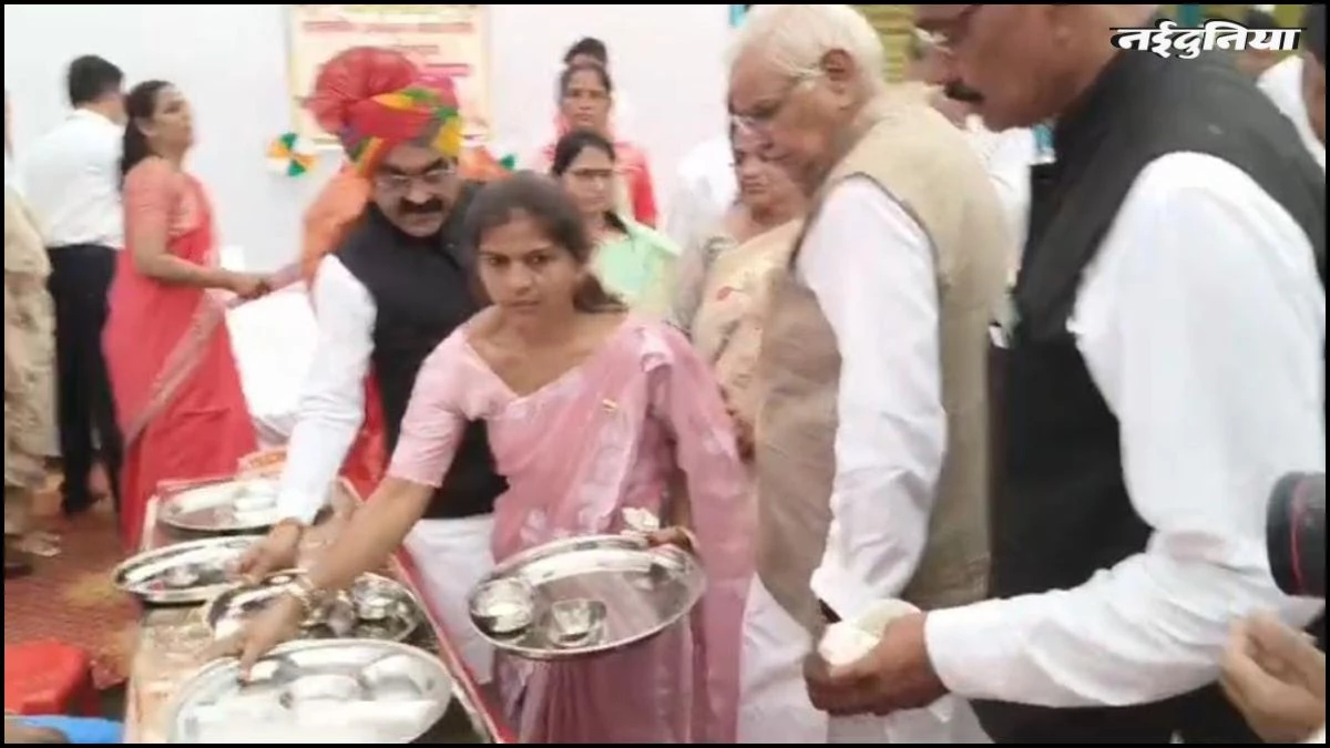MP में बच्चों के साथ मिड डे मील खाने पहुंचे मंत्री, गंदी थालियां देखकर हुए आग बबूला, अधिकारियों की लगाई क्लास