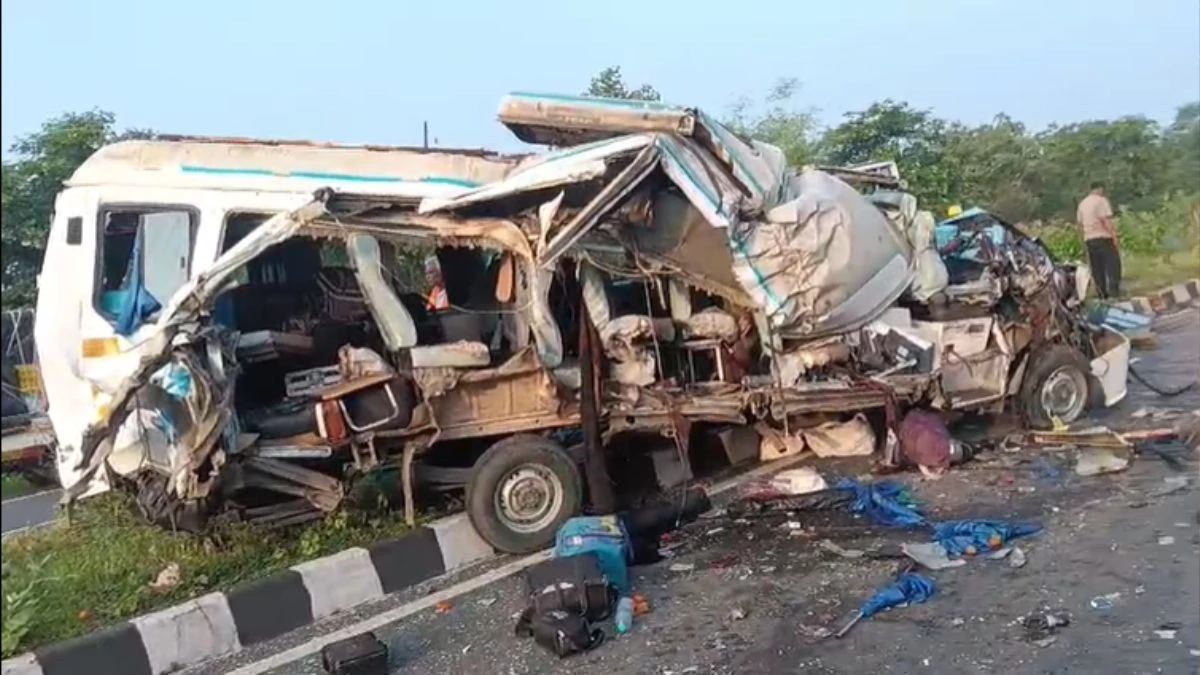 काशी विश्वनाथ मंदिर में प्रस्तुति देकर लौट रही गुजरात की संगीत मंडली की गाड़ी शिवपुरी में दुर्घटनाग्रस्त, 4 की मौत