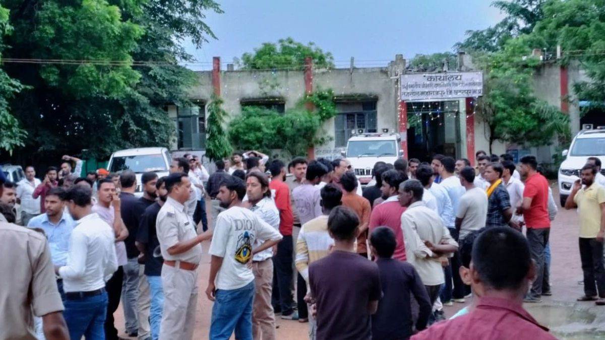 छतरपुर में 18 घंटे बारिश में भीगते रहे छात्र... 40km पैदल चले; बिजली-पुल की मांग को लेकर दिखा अनोखा सत्याग्रह