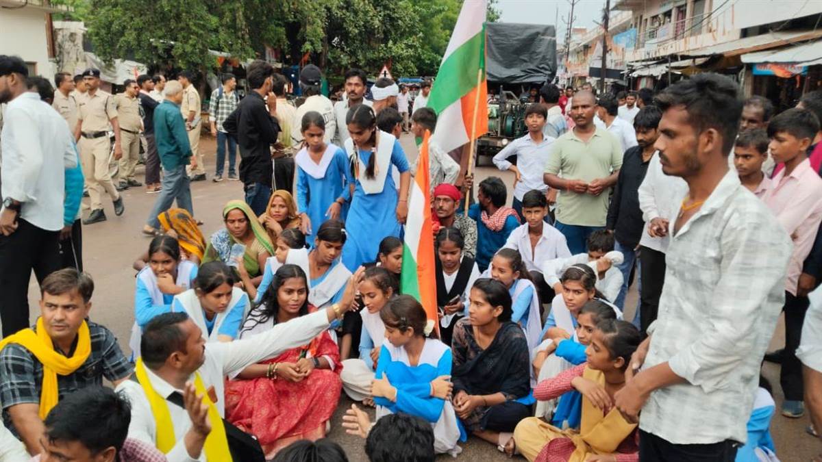 छतरपुर में किताबों की उम्र में सड़क-पुल के लिए जंग, 18 घंटे बारिश में 40  किमी पैदल चले बच्चे; विधायक के आश्वासन पर खत्म हुआ आंदोलन
