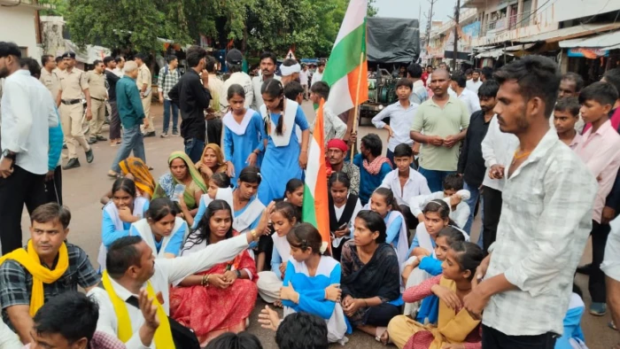 छतरपुर में किताबों की उम्र में सड़क-पुल के लिए जंग, 18 घंटे बारिश में 40 किमी पैदल चले बच्चे; विधायक के आश्वासन पर खत्म हुआ आंदोलन
