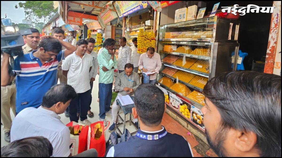 इंदौर में स्वतंत्रता दिवस पर बांटे लड्डू में निकले कीड़े, इल्ली मिलने पर खाद्य विभाग की रेड, दुकान का कारोबार कराया बंद