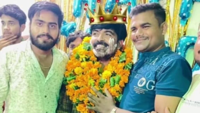 एमपी में जिलाबदर बदमाश ने घर में मनाया जन्मदिन, पार्टी में पुलिसकर्मी भी पहुंचे; फोटो वायरल होने के बाद मचा हड़कंप