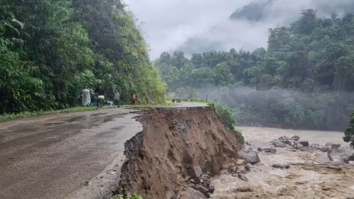 Weather Update: देश के 6 से ज्यादा राज्यों में भारी बारिश का अलर्ट, पूर्वोत्तर में बाढ़ और भूस्खलन से भारी तबाही