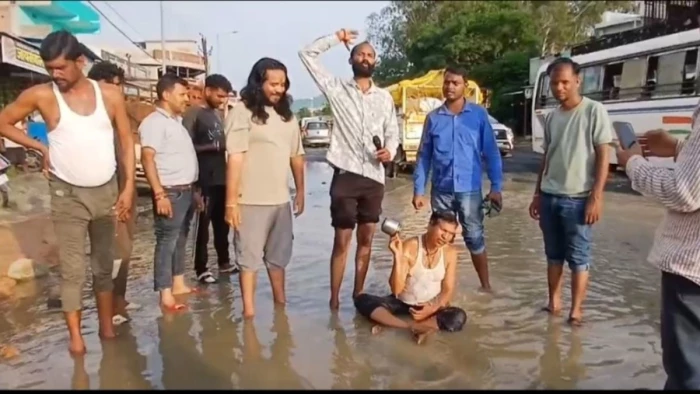 अंबिकापुर NH पर सड़क की बदहाली... गड्ढे के गंदे पानी से नहाकर लोगों ने जताया विरोध