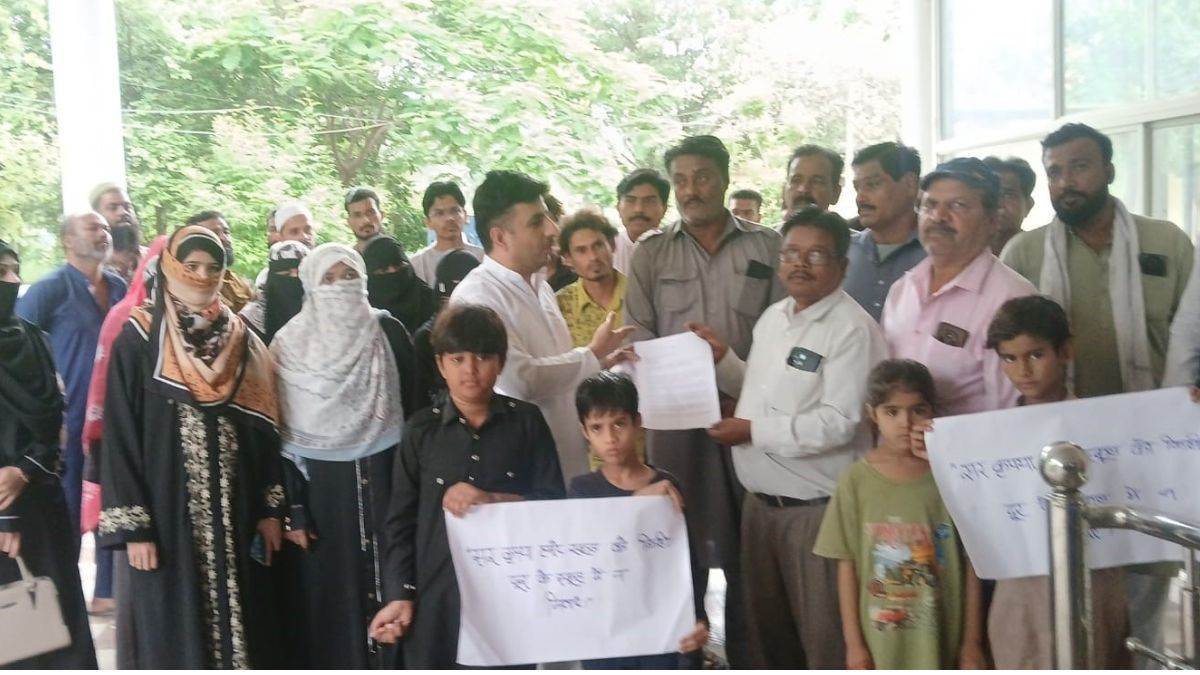 'दूसरे स्कूल में मर्ज किया तो हम नहीं जाएंगे स्कूल': सीहोर में बच्चों ने मम्मी-पापा के साथ कलेक्ट्रेट में किया प्रदर्शन