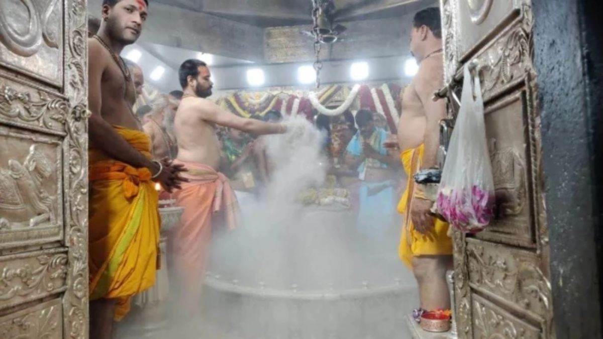 उज्जैन महाकाल मंदिर में भस्म आरती का दिव्य नजारा, पंचामृत अभिषेक के बाद भांग, चांदी मुकुट और मुंडमाल से सजे बाबा महाकाल