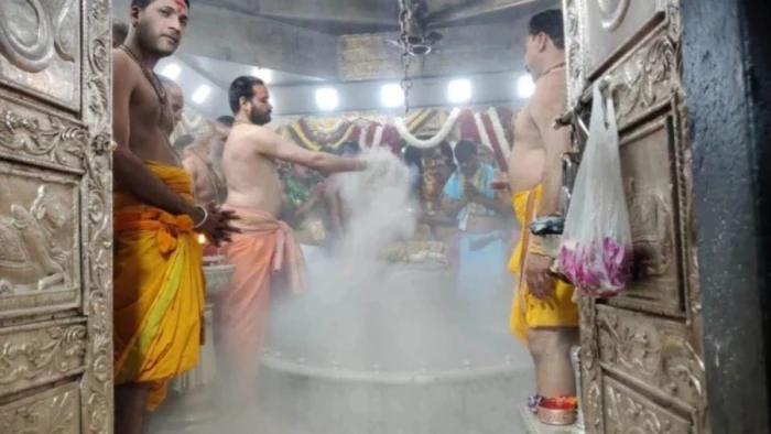 उज्जैन महाकाल मंदिर में भस्म आरती का दिव्य नजारा, पंचामृत अभिषेक के बाद भांग, चांदी मुकुट और मुंडमाल से सजे बाबा महाकाल