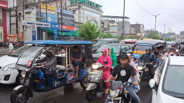 जबलपुर में ई-रिक्शा की धमाचौकड़ी से ट्रैफिक बेहाल, मेट्रो और ई-बसों की राह में बन रहे बड़ा रोड़ा