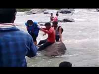 VIDEO Betul News: स्कूल से घर लौटते वक्‍त उफनती नदी में फंसे बच्‍चे, ग्रामीणों ने रस्‍सी के सहारे बचाया