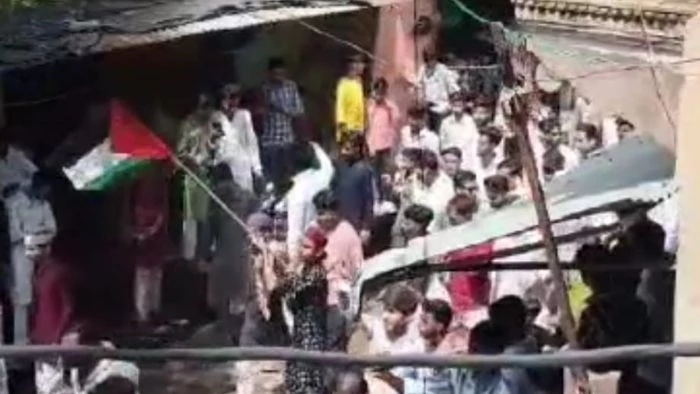 ईद मिलादुन्नबी जुलूस में विदेशी झंड़े लहराकर मंदिर के सामने लगाए भड़काऊ नारे, हिंदूओं के घरों में फेंके सुतली बम