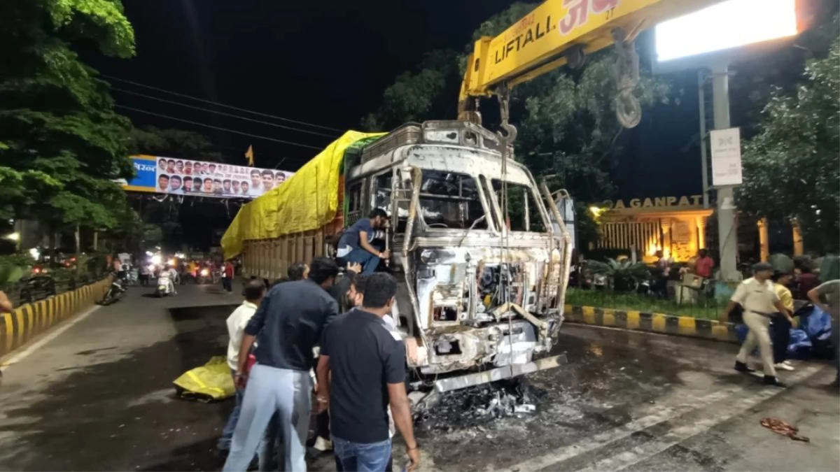 Indore Truck Accident: हादसे के बाद भी नहीं जागा पुलिस-प्रशासन, भारी वाहनों की आवाजाही जारी