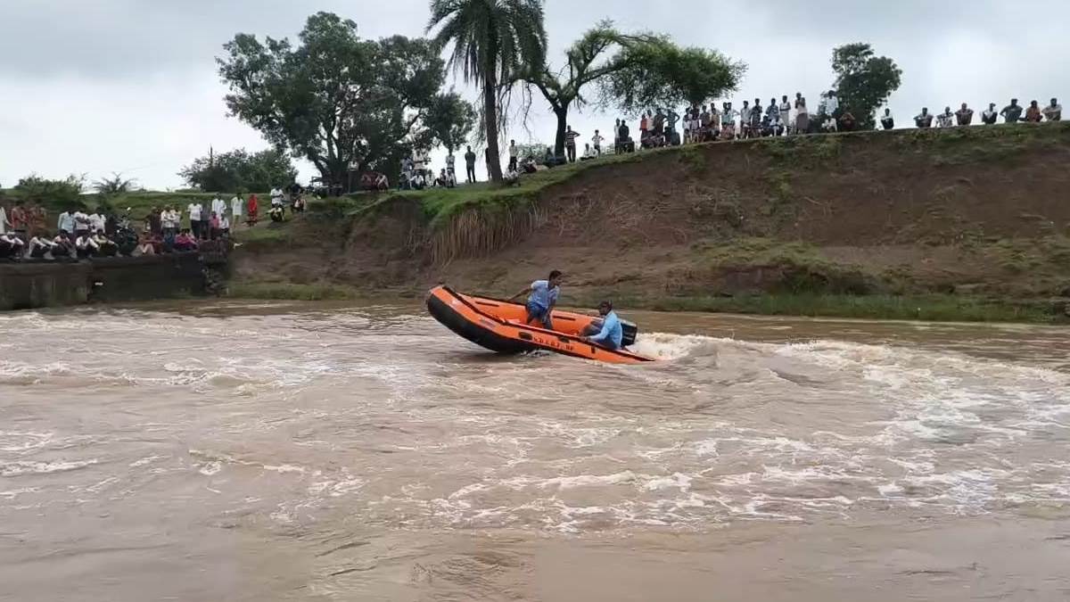MP News: नरसिंहपुर में पाड़ाझिर नदी में बहे दो युवक, एक बचा, दूसरा लापता