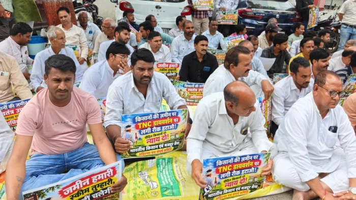 अहिल्यापथ के विरोध में इंदौर विकास प्राधिकरण के बाहर किसानों का धरना, योजना निरस्त करने की मांग