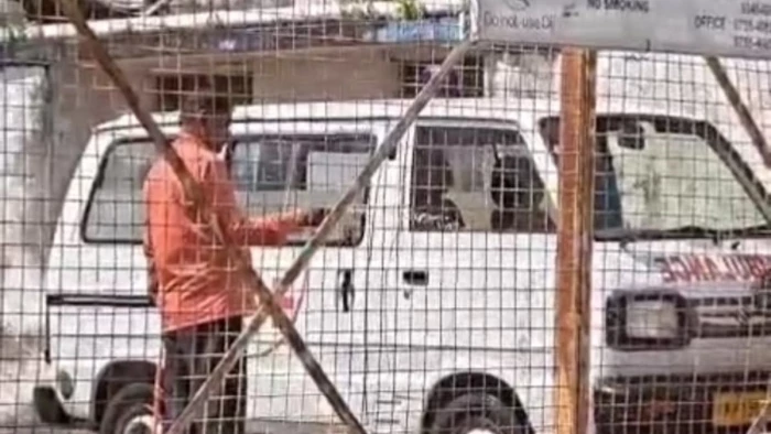 सतना में ऑक्सीजन प्लांट के अंदर एम्बुलेंस की धुलाई, सुरक्षा व्यवस्था पर सवाल
