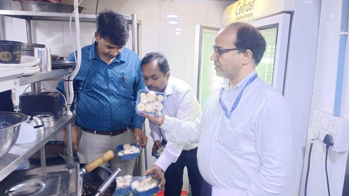 किचन में मिले चूहे, सड़ा मशरूम और एक्सपायर्ड मसाले, भोपाल के नामी 'ड्रैगन हाउस' का लाइसेंस सस्पेंड