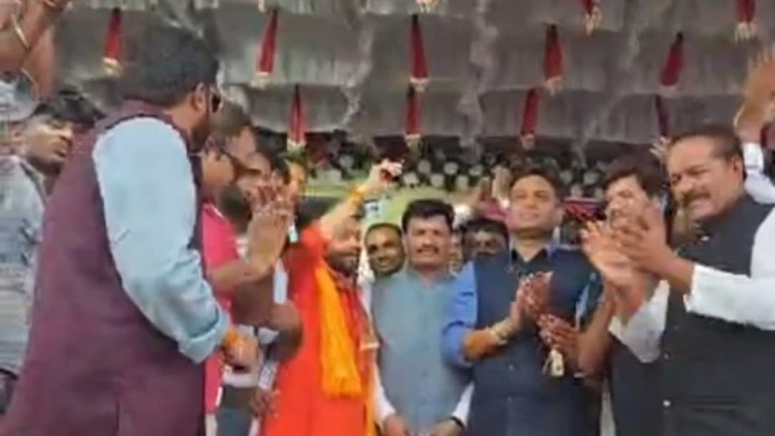 दमोह में जहरीली शराब कांड का मजाक पड़ा भारी, जन्मदिन पार्टी में भाजपा नेता की गले की फांस बना