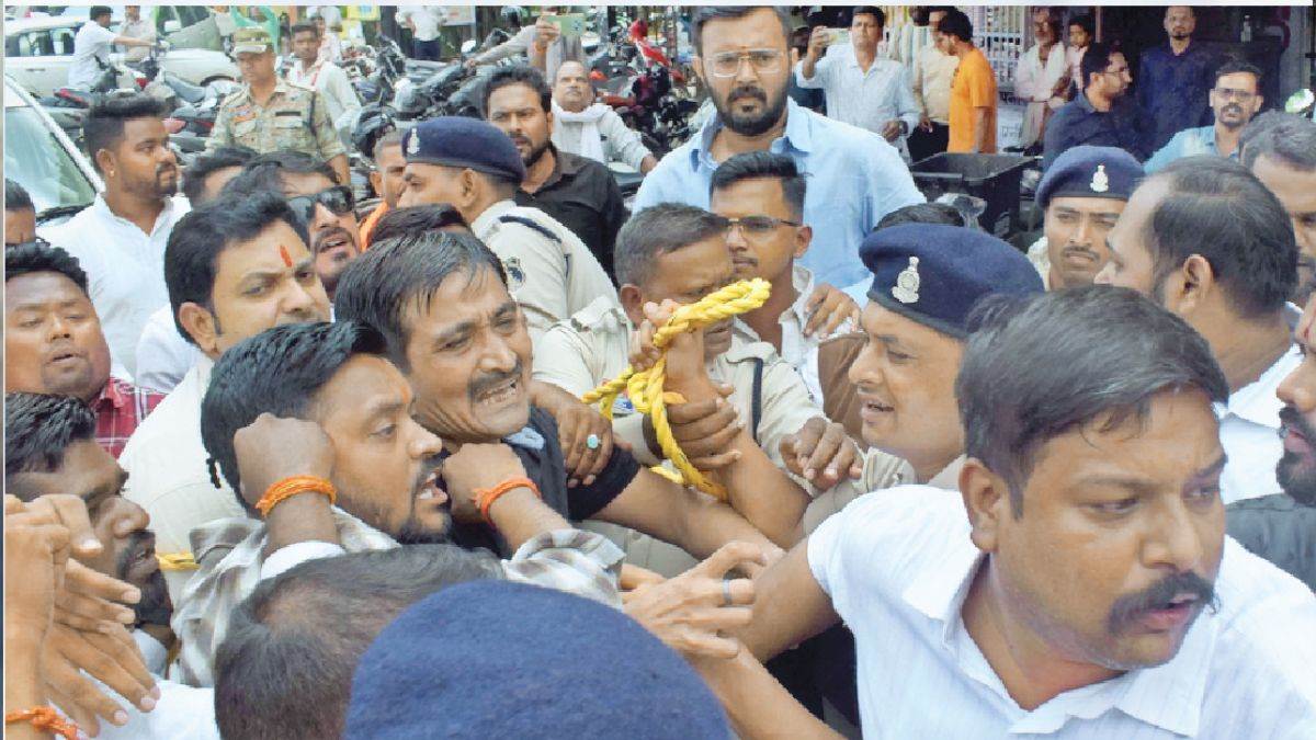 PM आवास पर भूपेश बघेल-विजय शर्मा में बहस के बाद बवाल, भाजपा-कांग्रेस कार्यकर्ता भिड़े; पुलिस से झड़प में SI के बटन टूटे