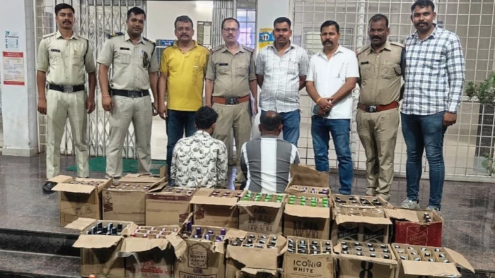 जबलपुर में बिना नंबर प्लेट की एमपी हाई कोर्ट लिखी कार से अंग्रेजी शराब बरामद, दो आरोपी गिरफ्तार