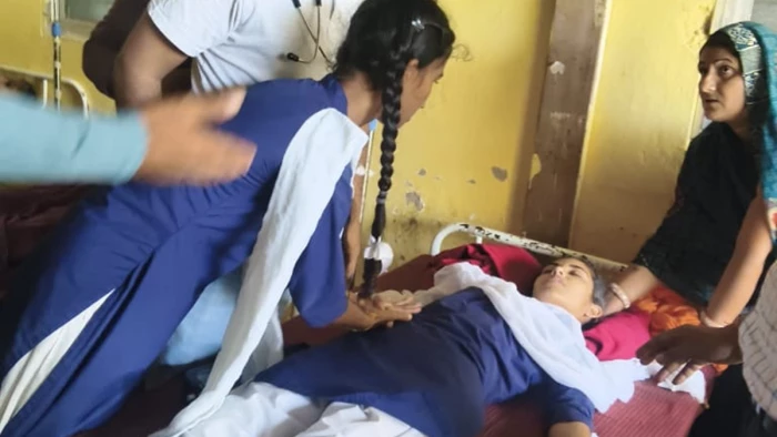 धार जिले के राजोद में कचरे की दुर्गंध से स्कूल की 6 छात्राओं की तबीयत बिगड़ी, तीन अस्पताल में भर्ती