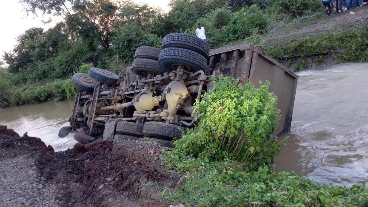 जबलपुर के सोनतलाई की नहर में पलटा हाइवा, भारी वाहनों की लगातार आवाजाही बढ़ी