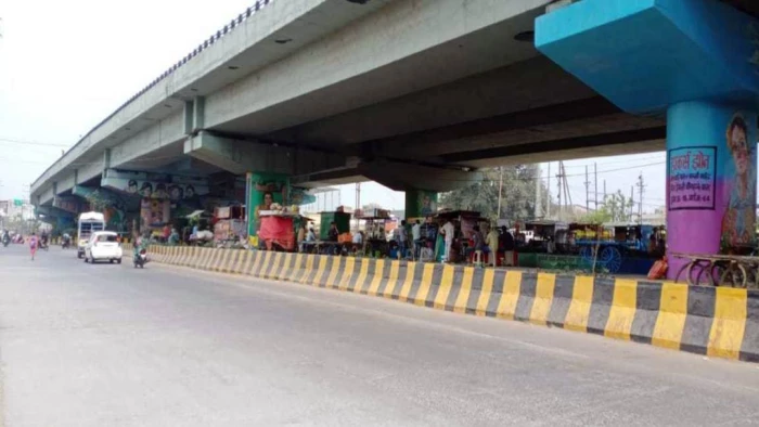 इंदौर में 62 करोड़ का फ्लाईओवर 2 साल में आधा अधूरा... रोजाना 1 लाख लोग गड्ढों में हिचकोले खाने को मजबूर