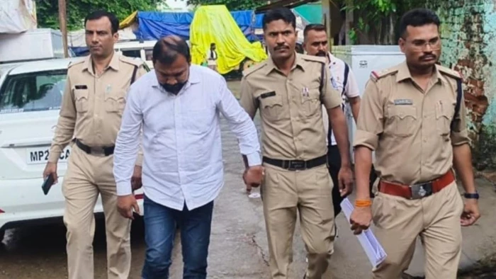 कटनी में बंधक बनाकर बेल्ट से पीटा, सिगरेट से जलाया; चार में दो आरोपी गिरफ्तार