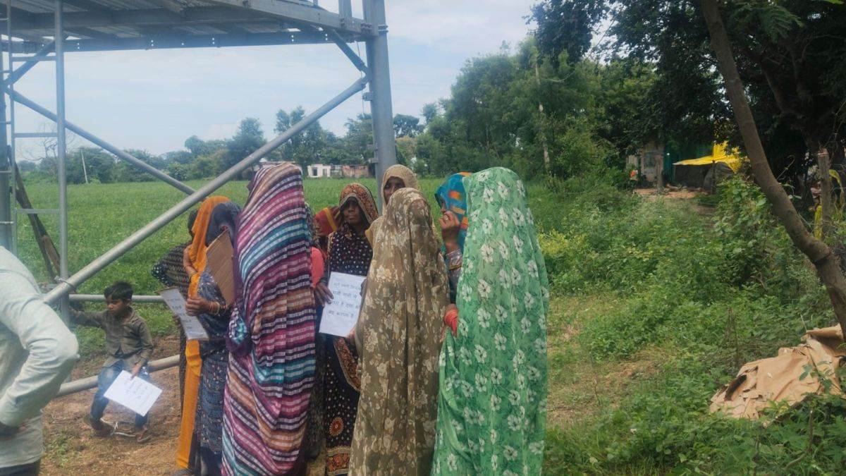 शिवपुरी में अवैध शराब के खिलाफ घूंघट में महिलाओं ने निकाली रैली, मांग पूरी न होने पर टावर पर चढ़ीं