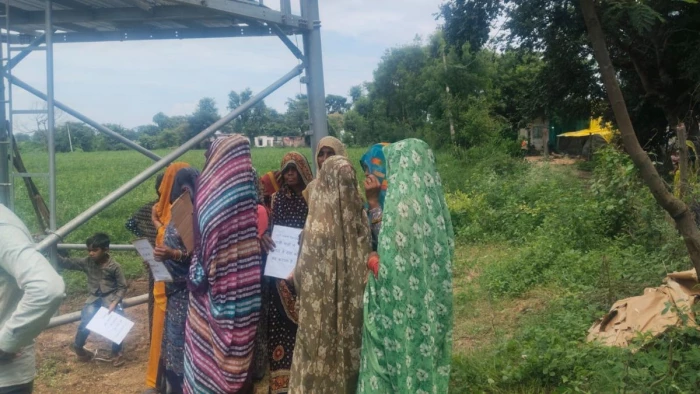 शिवपुरी में अवैध शराब के खिलाफ घूंघट में महिलाओं ने निकाली रैली, मांग पूरी न होने पर टावर पर चढ़ीं