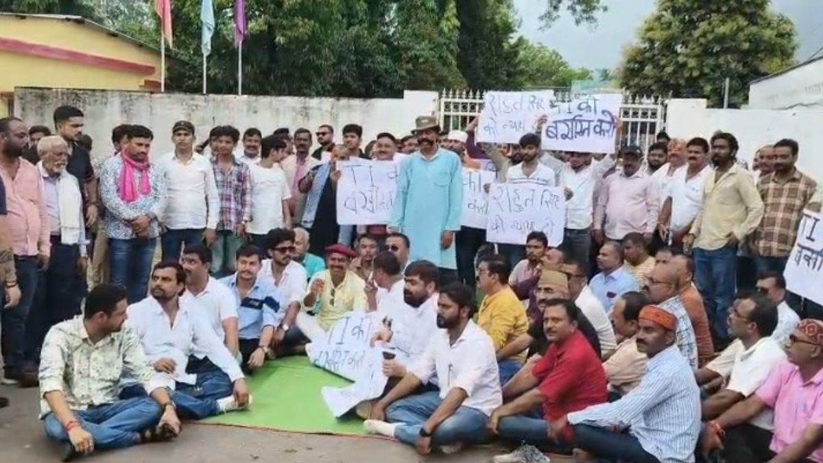 सतना में पुलिस ने टेके घुटने, 28 घंटे के धरने के बाद बदली जांच की दिशा, थाना प्रभारी निरीक्षक को जसो भेजा
