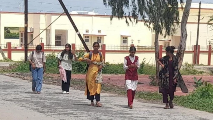 रतलाम के एकलव्य स्कूल में पसरा सन्नाटा, छात्रा की आत्महत्या के बाद 150 छात्राएं परिजनों के साथ लौटीं घर