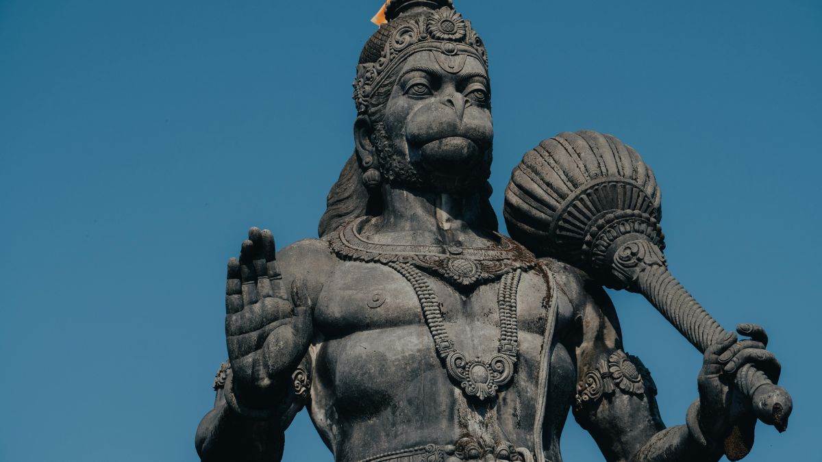 विदिशा जिले के मुरादपुर में बजरंगबली की मूर्ति के पांव की नहीं मिली थाह
