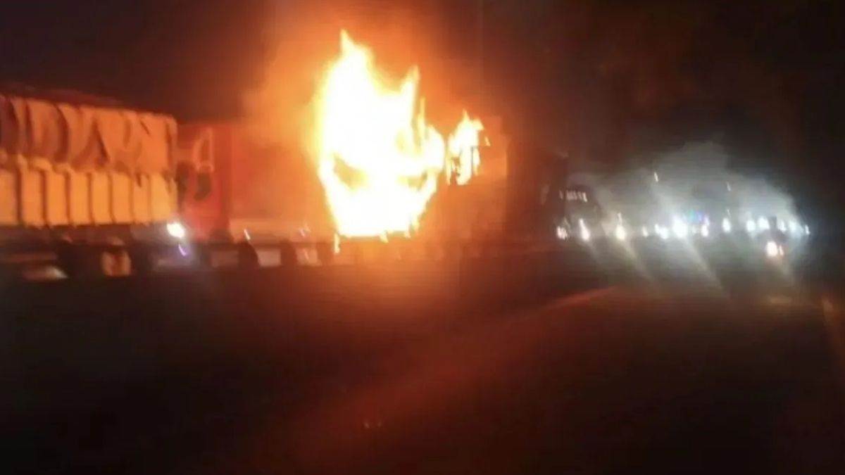 जैसलमेर के बाद बाड़मेर में भीषण सड़क हादसा, ट्रेलर से टक्कर के बाद स्कॉर्पियो में लगी आग, चार जिंदा जले
