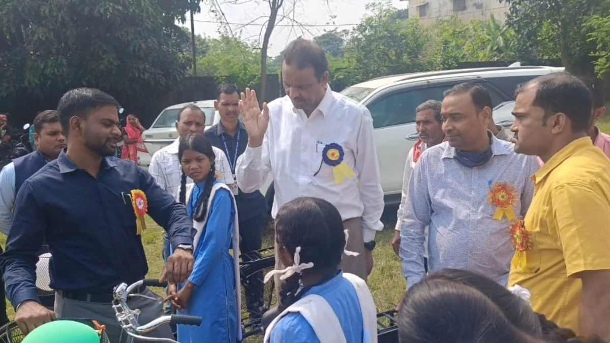 खराब फिटिंग और घटिया क्वालिटी पर BJP विधायक ने साइकिल वितरण रोका... जांच के आदेश