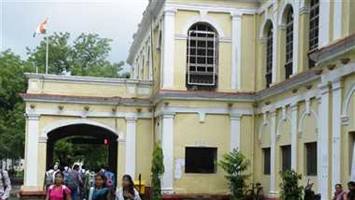 इंदौर में दो छात्रों ने परीक्षा कैंसल करवाने के लिए कॉलेज प्रिंसिपल के निधन की फैला दी अफवाह, उनके घर पहुंच गया स्टाफ