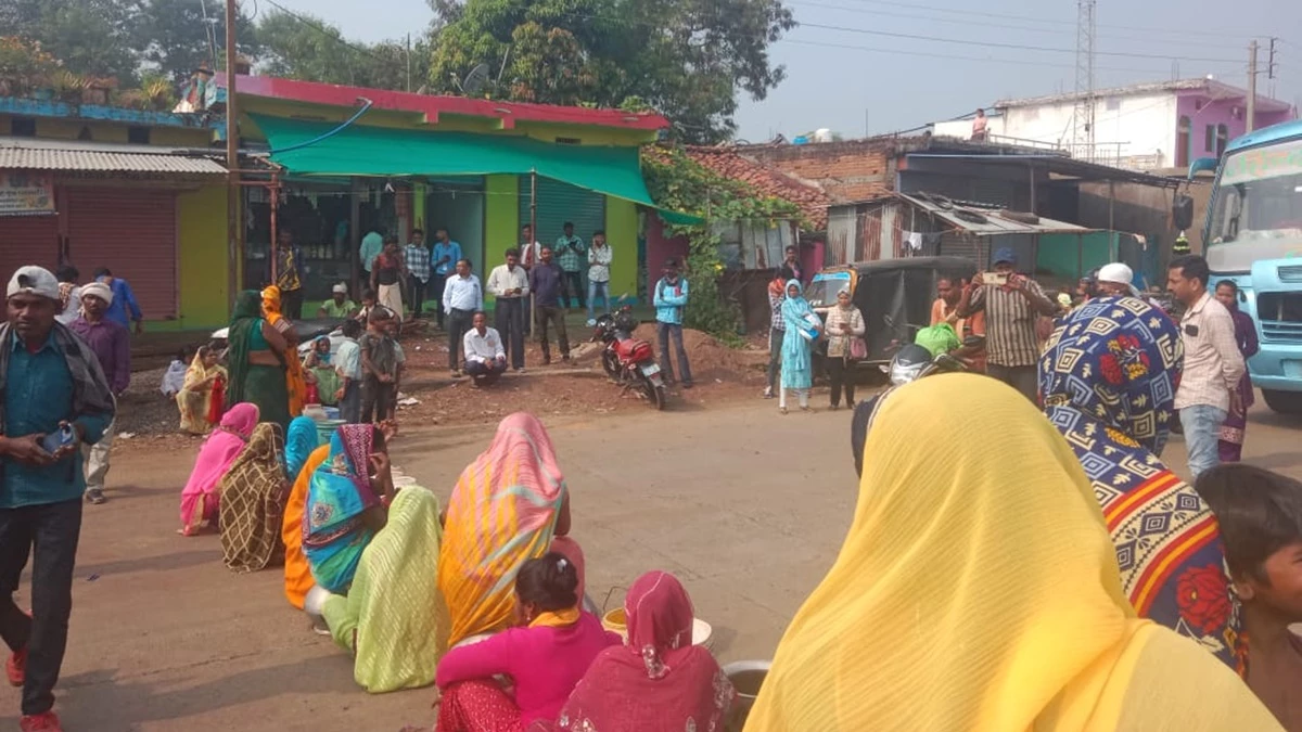 डिंडौरी में पानी की समस्या से परेशान ग्रामीणों ने अमरकंटक हाइवे पर लगाया जाम