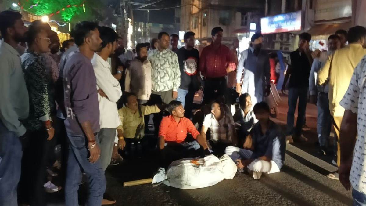 कटनी में दशहरा महोत्सव का बैनर हटाने पर बवाल, कमेटी सदस्यों ने निगम को घेरा
