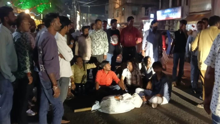 कटनी में दशहरा महोत्सव का बैनर हटाने पर बवाल, कमेटी सदस्यों ने निगम को घेरा